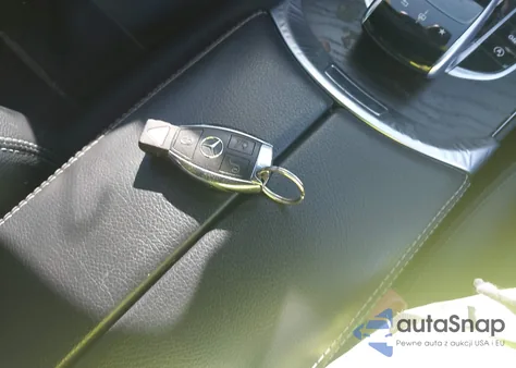 2015 Mercedes-Benz C 300 Sport 4Matic z USA, uszkodzony, nr VIN 55SWF4KB6FU027422